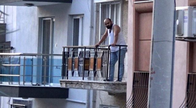 Karısını ve 6 aylık bebeğini bıçakla rehin aldı