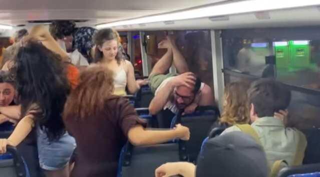 İETT Otobüsünde Dans Eden Grup