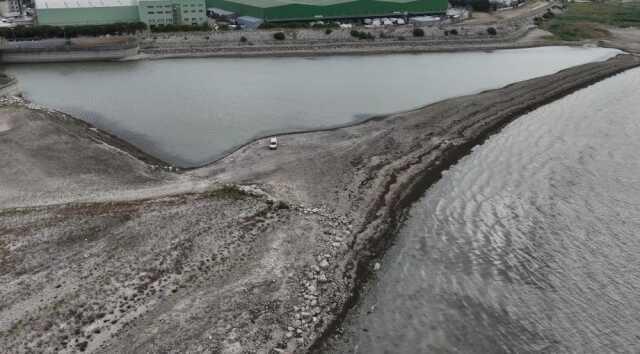 İstanbul için alarm zilleri çalıyor! Büyükçekmece Gölü'nde çekilme sonrası kara parçaları ortaya çıktı