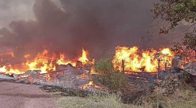 Kastamonu'da bir köyde çıkan yangında 40 ev ve ahır küle döndü