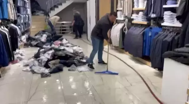 Hakkari'de sağanak yağışta iş yerini sular altında kaldı