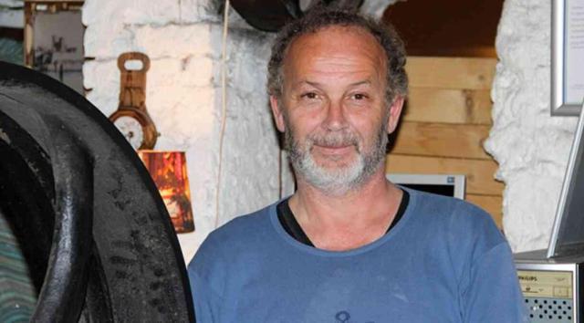 Hababam Sınıfı'nın Kıvırcık Ömer'i şimdi tahta sandalye satıyor