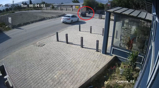 Otomobille çarpışan motosikletteki iki kişi metrelerce havaya uçtu