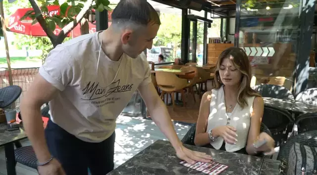Müşterilerini kapıda havlayarak karşılayan garson, ilgi odağı oldu