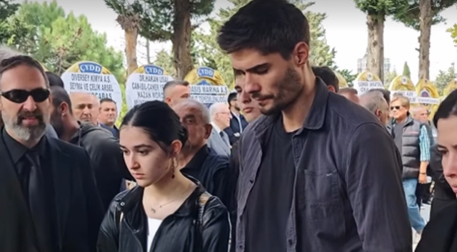 Barış Murat Yağcı, annesini son yolculuğuna uğurladı