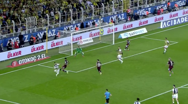 Maçın hakemi Zorbay Küçük! Fener taraftarını delirten pozisyon yeniden gündemde