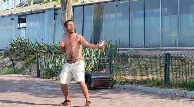 Alkollü vatandaş üzerine asılı Türk bayrağıyla birlikte kendini yakmaya çalıştı