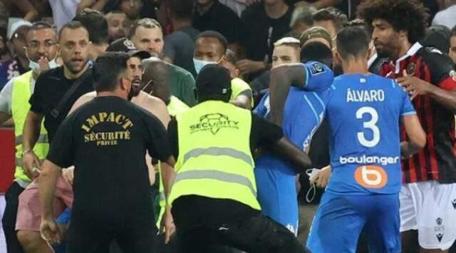 Fransa'da ortalık savaş alanına döndü! Nice taraftarı, Marsilyalı futbolculara tekme tokat saldırdı