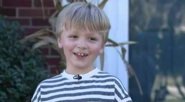 Ormanda ailesiyle birlikte yürüyüş yapan çocuğun ayağına 12 bin yıl önce yaşayan hayvanın dişi takıldı