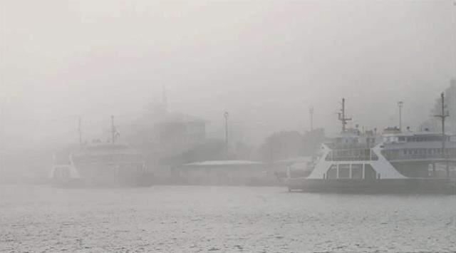 İstanbul'da göz gözü görmüyor! Sis her yeri kapladı, feribot seferleri iptal