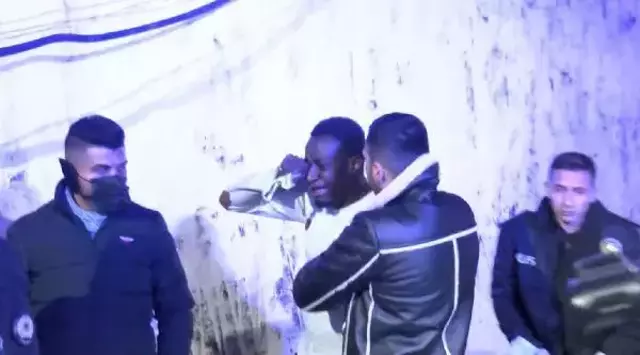 İstanbul'daki yangında can pazarı! Penceren sarkıp dakikalarca kurtarılmayı bekledi