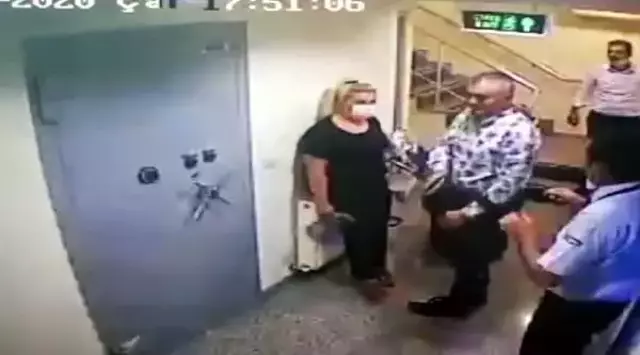 KADIN ÇALIŞANIN BAŞINA SİLAH DAYAYAN BANKA MÜDÜRÜNE 2 YIL 5 AY HAPİS CEZASI