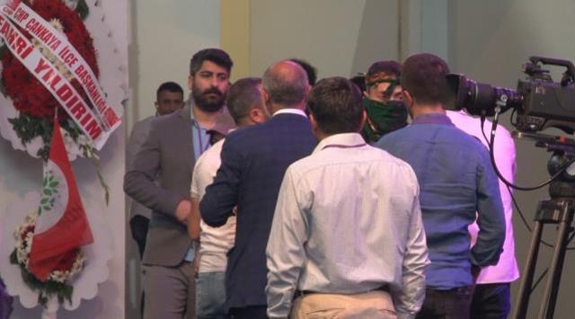 HDP kongresinde skandal girişim! Terörist başı Öcalan'ın posterini açmaya çalıştılar