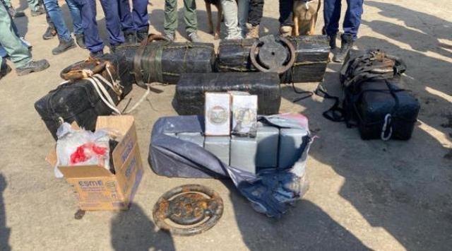 Tekirdağ Limanı'nda 1 aydır takip edilen ticari gemiye düzenlenen operasyonla 242 kg kokain yakalandı
