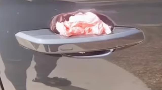 Filmlerdeki sahneleri aratmadı! Arabasının kapı koluna sıkışan peçeteye dokunan kadın zehirlendi