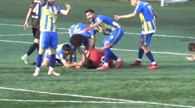 Çaycumaspor'un kalecisi Demirdelen'in maçta yaşadığı kazada kafatası çatladı...O anlar amatör kamerada