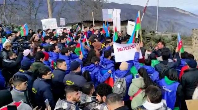 Kardeş ülke Azerbaycan'da vatandaşların haklı isyanı! Rus askerleri ile karşı karşıya geldiler