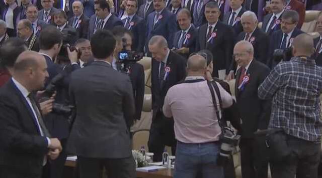 Cumhurbaşkanı Erdoğan ve Kılıçdaroğlu'nun AYM töreninde karşılaşmasında soğuk rüzgar esti