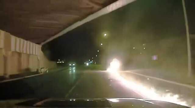 ABD'de polis 84 yaşındaki sürücüyü yanan araçtan böyle kurtardı