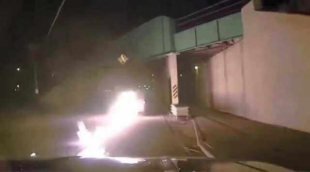 ABD'de polis 84 yaşındaki sürücüyü yanan araçtan böyle kurtardı