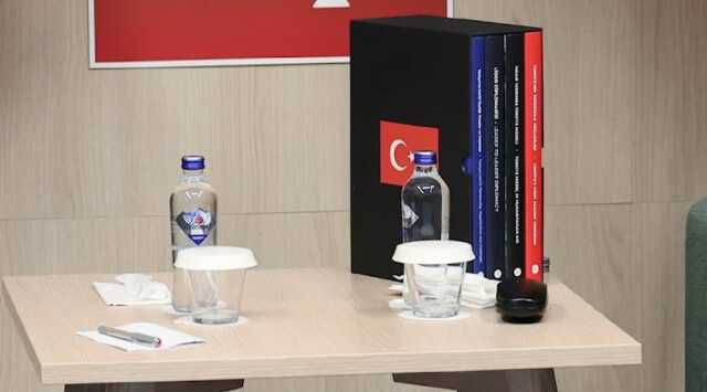 NATO zirvesinde liderlerle görüşen Erdoğan'ın yanı başındaki 4 kitap dikkat çekti