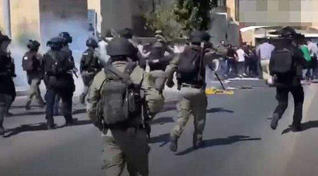 Mescid-i Aksa kapısında Müslümanlara yapılan sert müdahaleden ilk görüntüler
