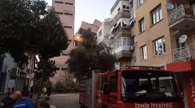 İzmir'de boşaltılan okul binası yıkım sırasında apartmanın üzerine yattı
