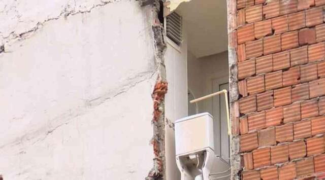 Yıkım sırasında şoke eden görüntü! Duvarı olmayan yan binanın tuvaleti açıkta kaldı