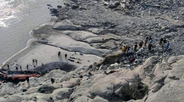 Pakistan'da otobüs vadiye uçtu: 20 ölü