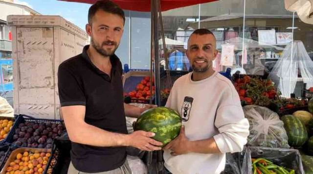 Hakkari'de bir manav üzerinde 'Allah' yazan karpuz buldu