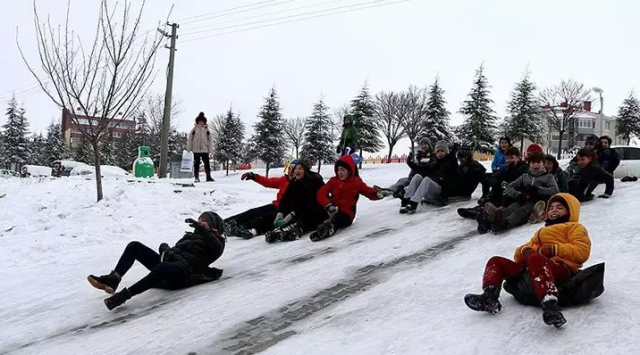 Kar yağışı nedeniyle okullar tatil edildi