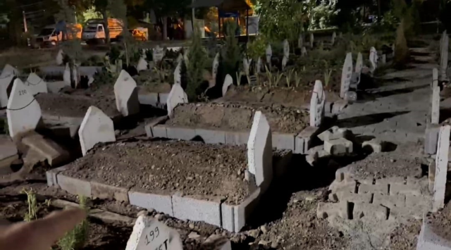 Defnedilen cenazeyi gece yarısı izinsiz şekilde başka bir mezara taşıdılar