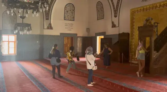 Tarihi camide tartışma yaratan görüntü