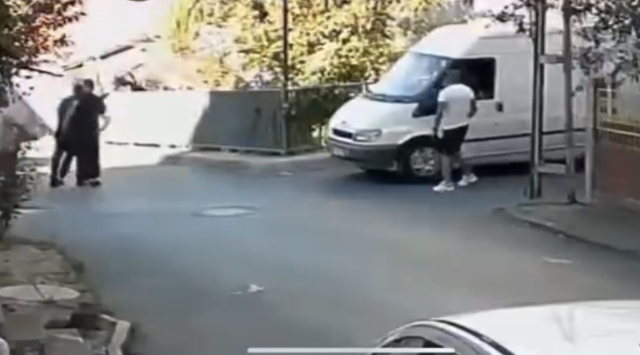 Trafik magandaları tartıştıkları kişiyi dövmek için gelip annesini darp ettiler