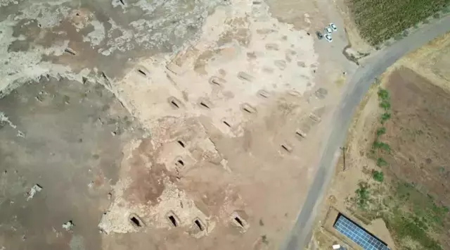 Kaya mezarlarının içerisinden alınmış detaylı bir fotoğraf