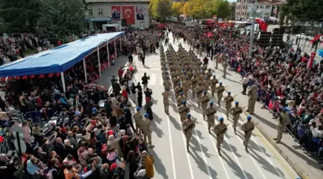 Cumhuriyet coşkusu tüm yurtta! Vatandaşlar, kutlamalara akın etti