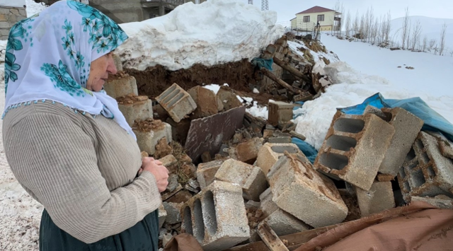 Sabah gürültüye uyanan Zine Teyze'nin dünyası başına yıkıldı