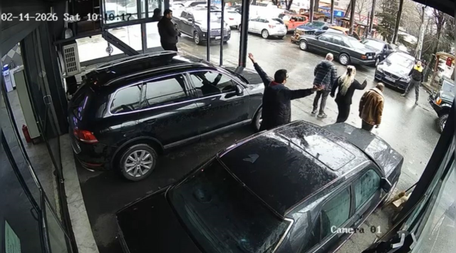 Maslak'ta eski ortağının iş yerini silahla bastı; tehdit edip soyundu