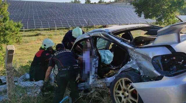 Kontrolden çıkan araç, bariyerlere ok gibi saplandı: 1 ölü, 1 ağır yaralı