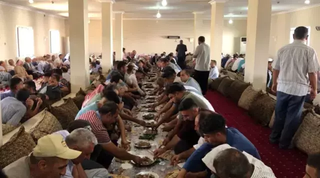 Kan davaları 4 yıl boyunca devam eden iki aşiret, kalabalık barış yemeğinde buluştu