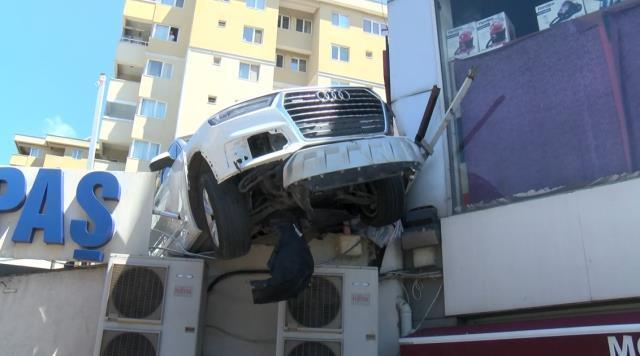 Kontrolü kaybeden sürücü gelin ve kayınvalidesini ezdi! O anlar anbean kamerada