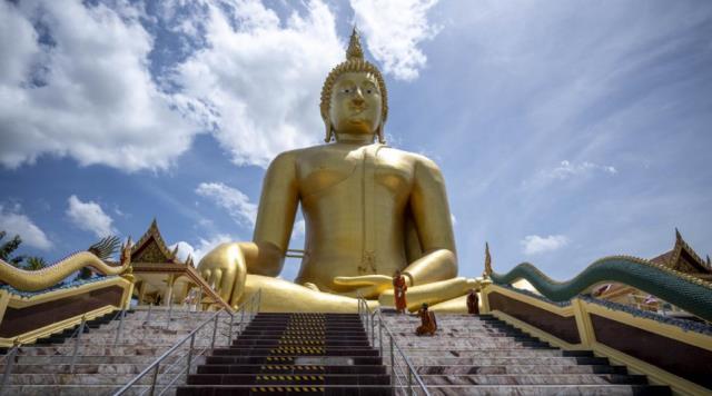 Tayland, en büyük Buda heykeliyle turistlerin ilgisini çekiyor