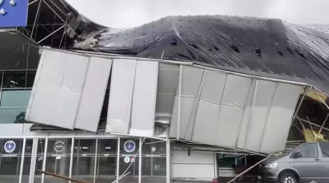 Bursa'da otobüs terminaline yıldırım düşme anında yaşanan panik saniye saniye kaydedildi