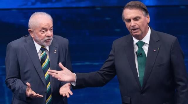 Brezilya'da seçimi kaybeden Bolsonaro destekçileri, otoyolu yangın yerine çevirdi