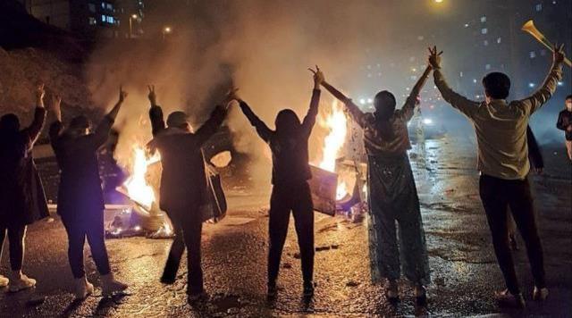 İran'dan protestolar sonrası tarihi geri adım! 'Ahlak polisi' olarak bilinen İrşad devriyeleri kaldırıldı