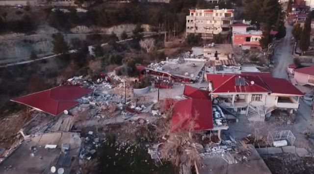 Köyü ikiye bölen yarık! Tarlaları ayırdı, evler yerle bir oldu