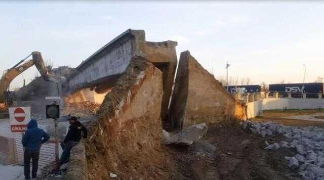 Asırlık tren yolu üst geçidi yıkıldı, vatandaşlar çıkan demirleri alabilmek için birbiriyle yarıştı