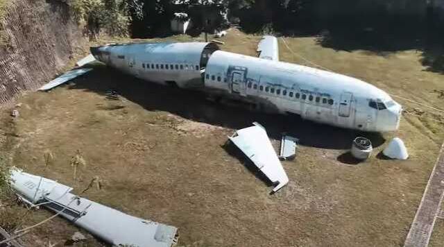 Rastgele bir tarlada bulunan Boeing 737 uçağın nasıl oraya geldiğini kimse bilmiyor