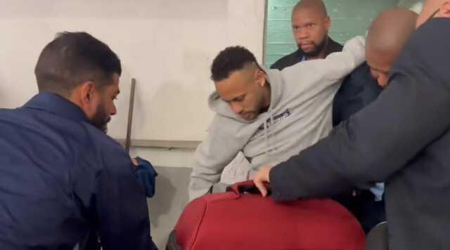 Brezilya maçı sonrası ayakta duramayan Neymar bir daha sahaya adım atamayabilir