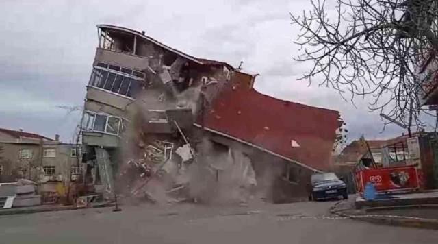 İstanbul'da kağıt gibi katlanarak çöken bina acı gerçeği bir kez daha yüzümüze çarptı